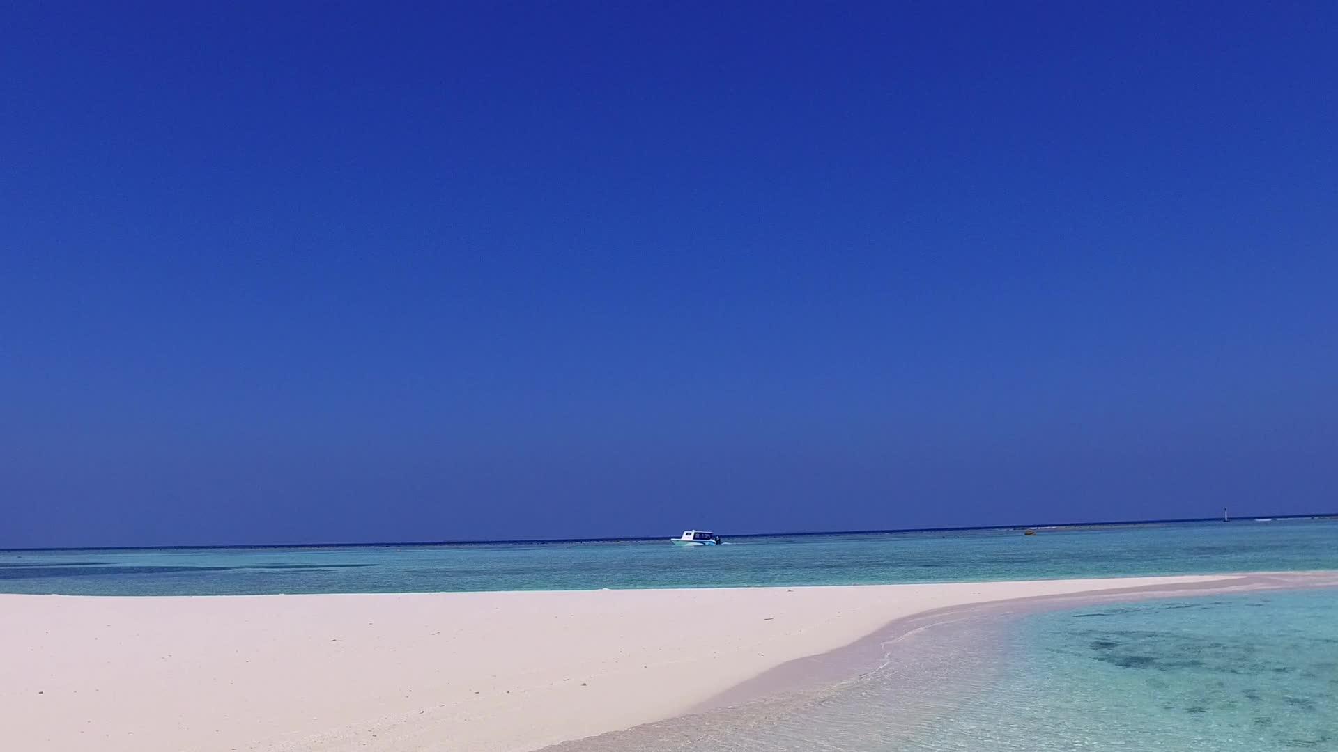 阳光明媚、美丽的海滨海滩旅游由水蓝色海洋和海滩附近的海组成视频的预览图