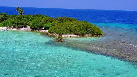蓝色环礁在阳光下有白色的沙滩背景视频的预览图