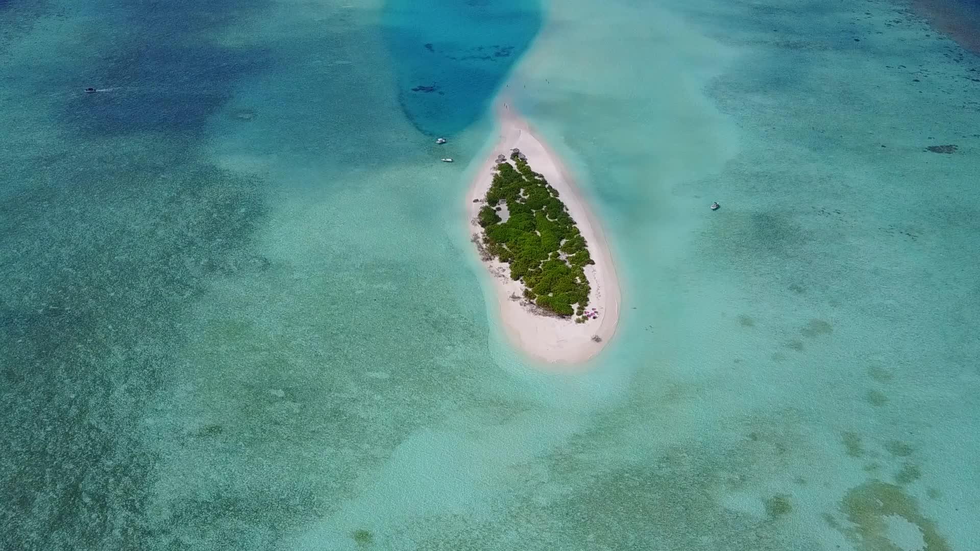 阳光下的白沙背景蓝海岛海滩之旅视频的预览图