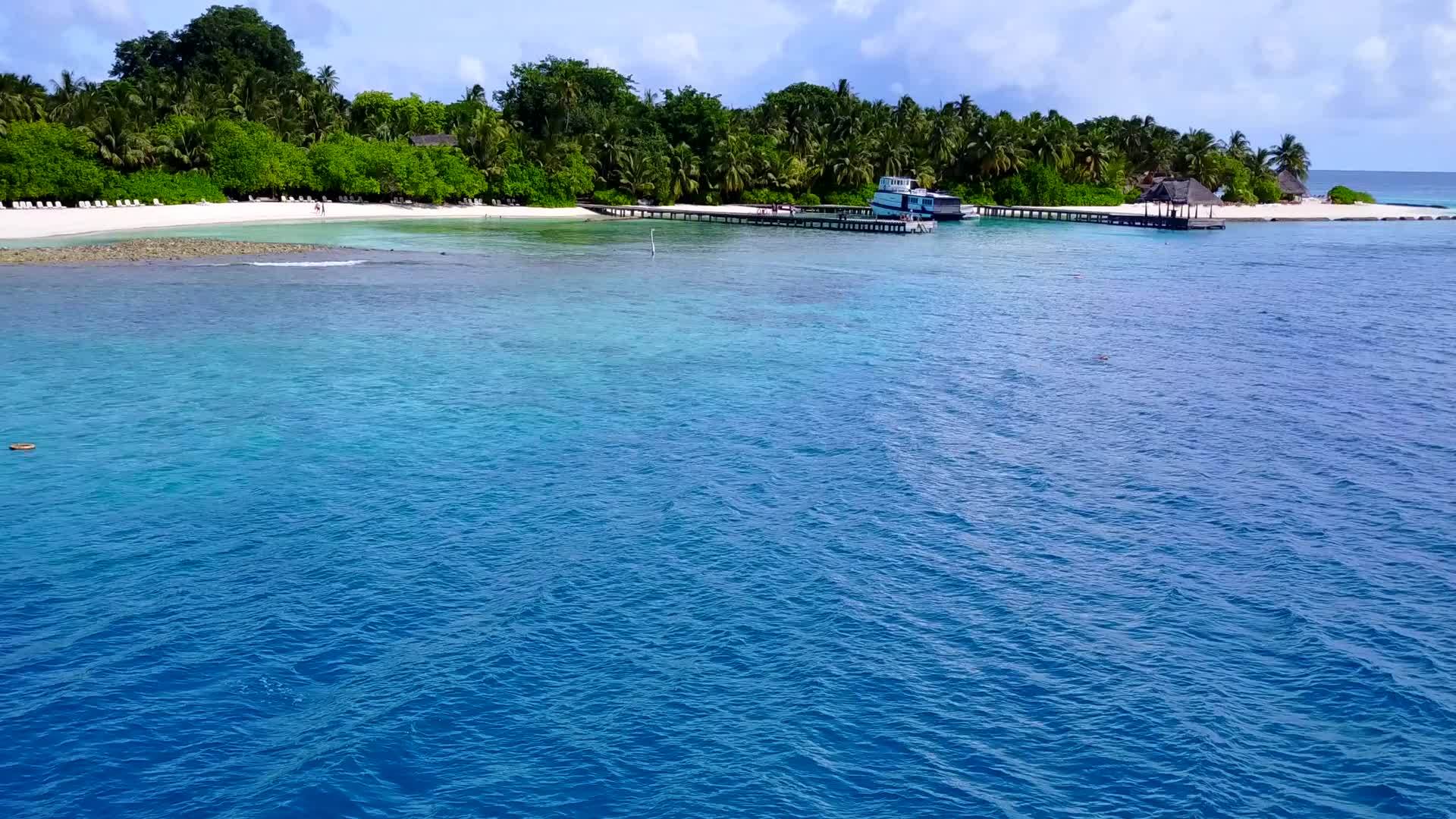 环礁湖周围豪华海滩清海旅行空抽象海滩附近有白色沙底背景视频的预览图