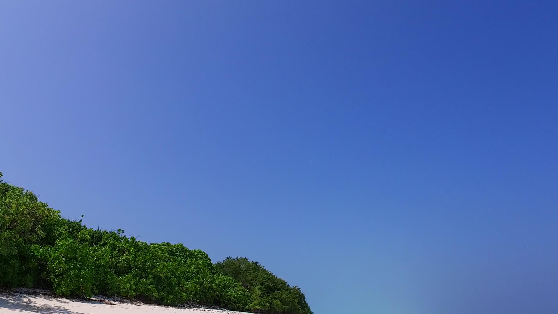 日落前干净的沙质背景蓝色的水完美的航行阳光海景视频的预览图