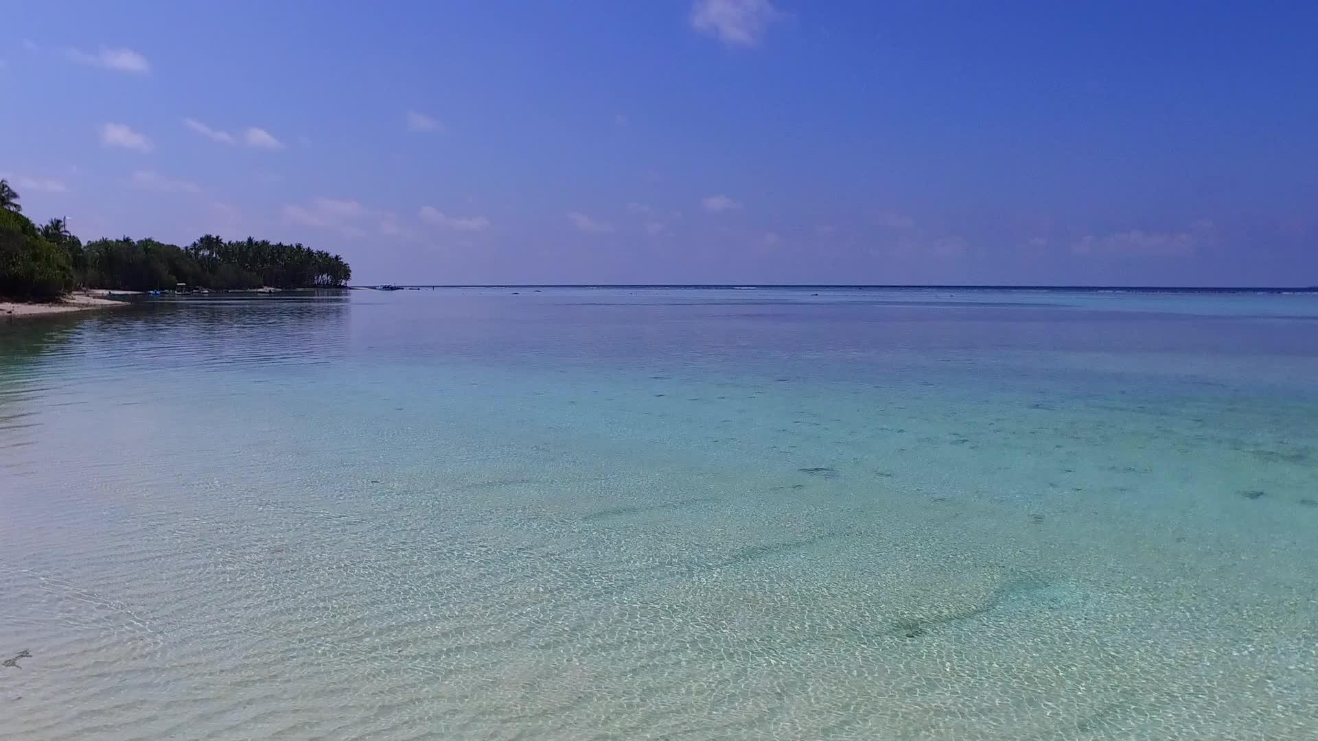 阳光明媚的海滨海滩完美旅行全景从蓝色的水和珊瑚礁附近的珊瑚礁视频的预览图