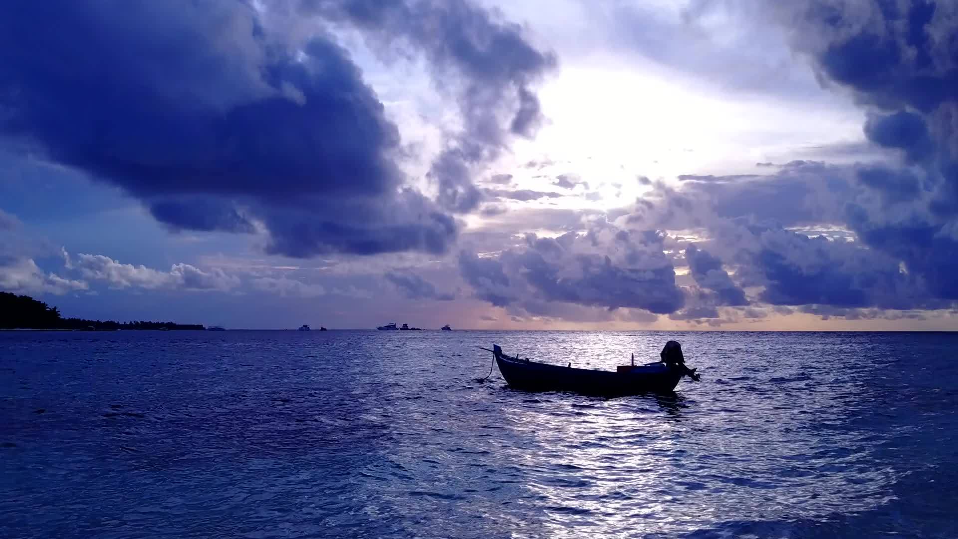 乘坐蓝色环礁湖和海浪附近的清洁沙土背景旅行视频的预览图