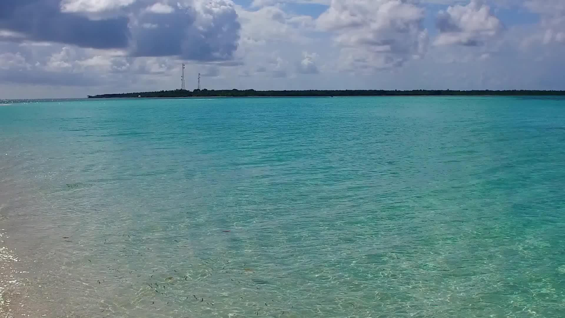 夏天乘着蓝色的水出海冲浪附近有一个白色的沙底背景视频的预览图