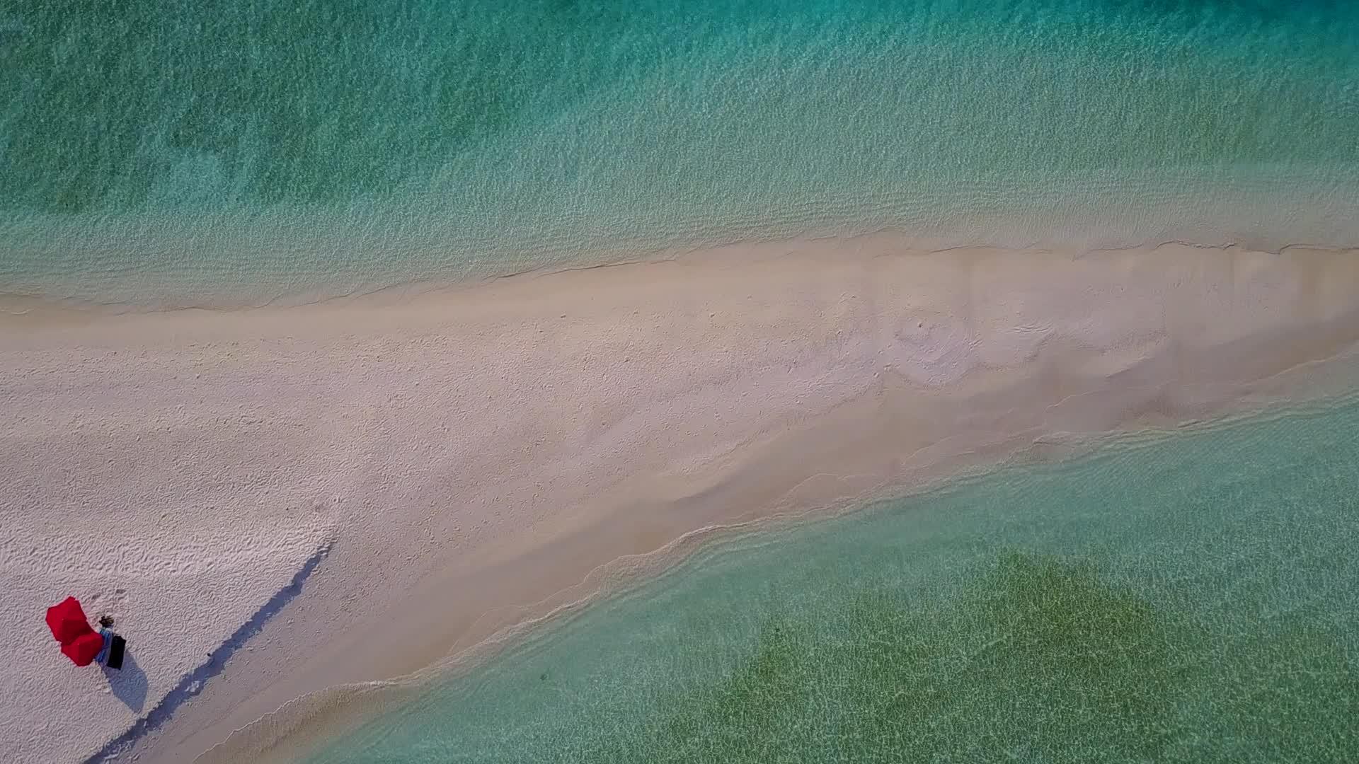 白色沙滩的背景靠近海浪透明的滩生活完美视频的预览图