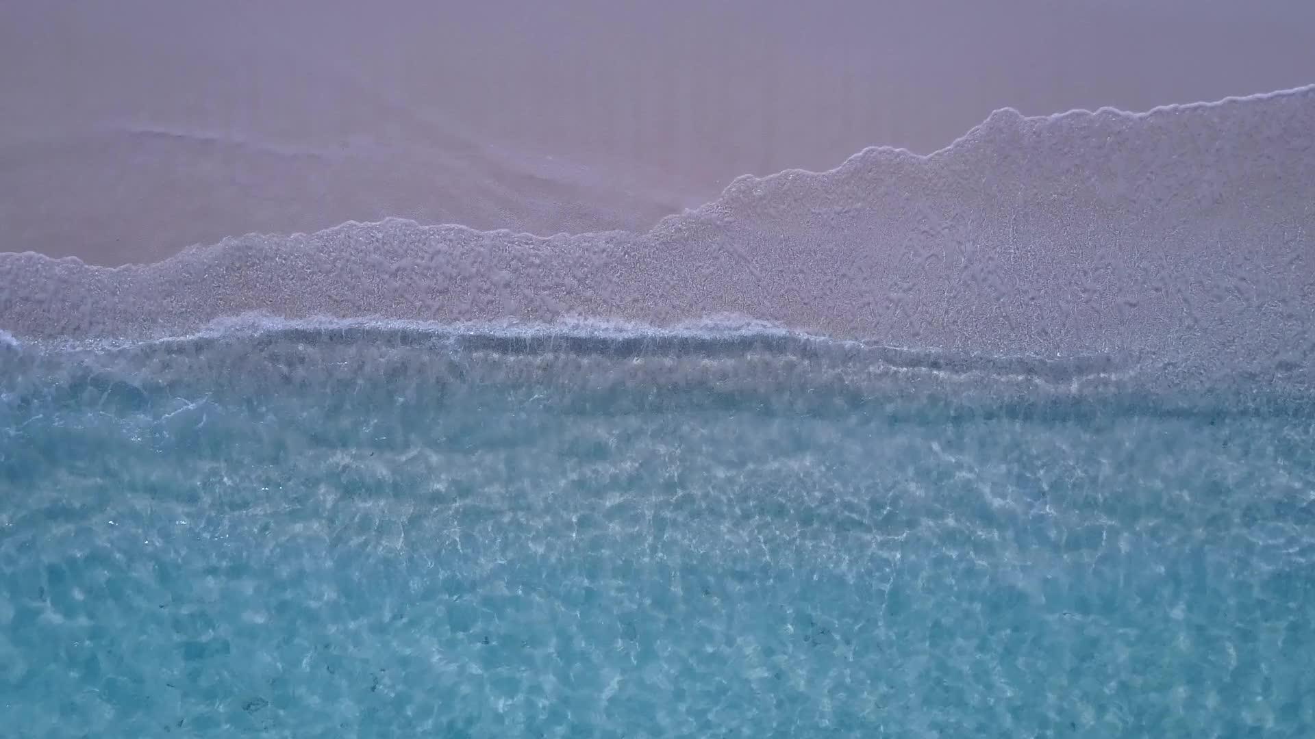 天堂海滨采用透明环礁湖和阳光下的白沙背景复制视频的预览图