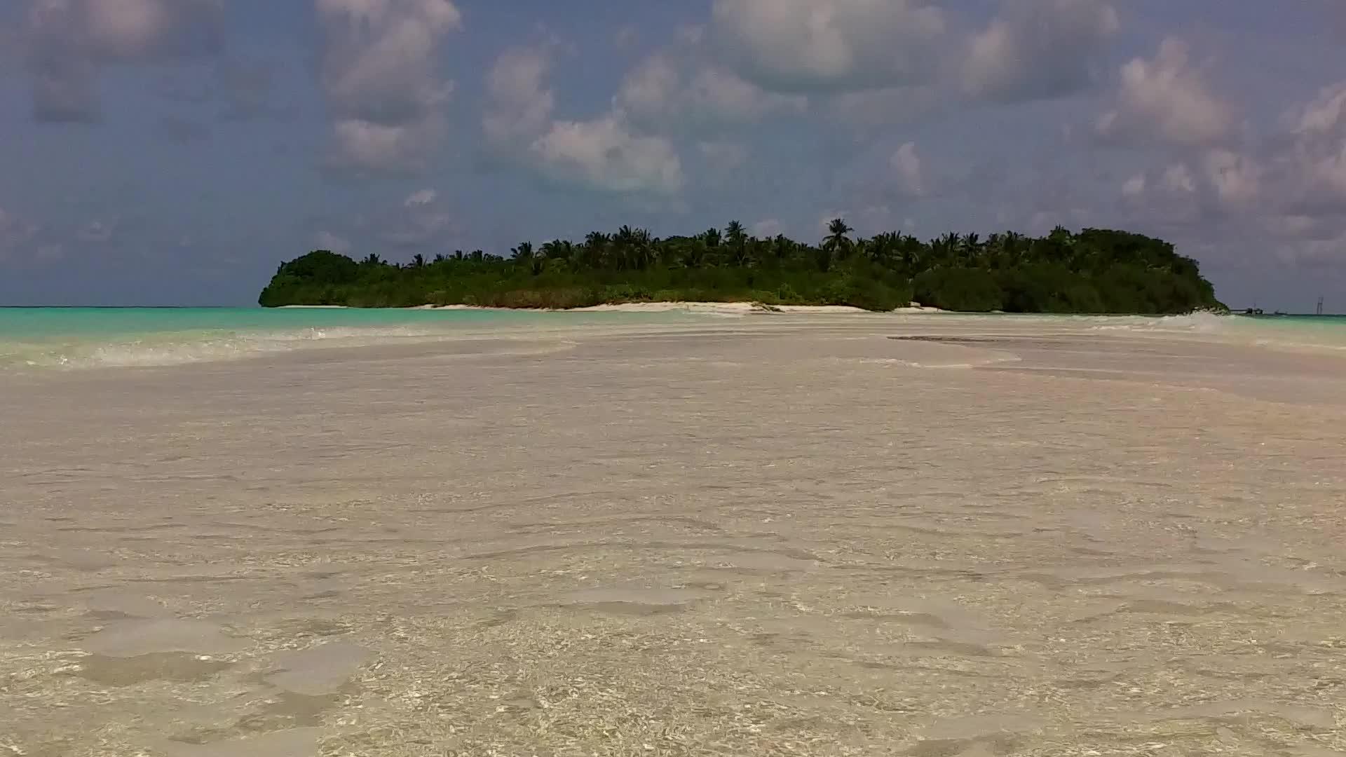 在蓝绿色海洋的蓝绿色海洋附近的白沙背景下蓝绿色海洋的海滩之旅特写视频的预览图
