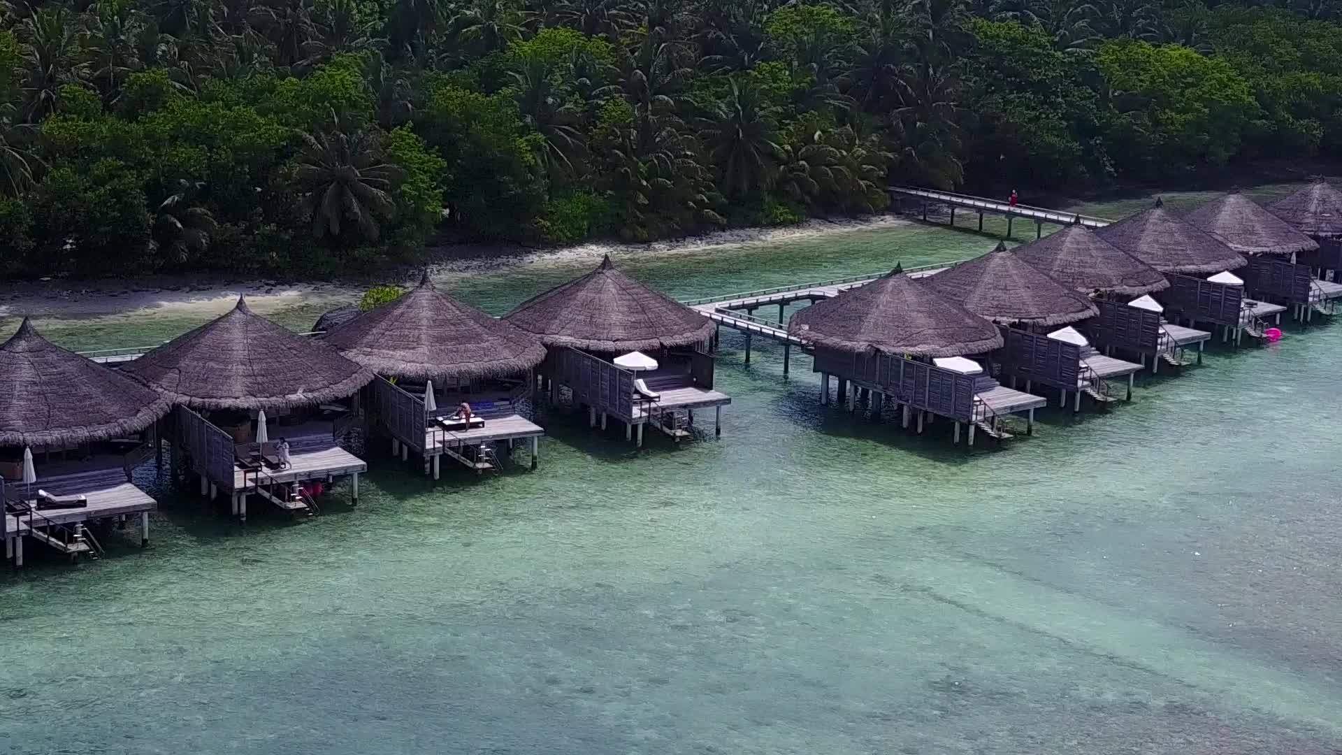 远近度假胜地附近的清环礁湖有一个白色的沙子背景视频的预览图