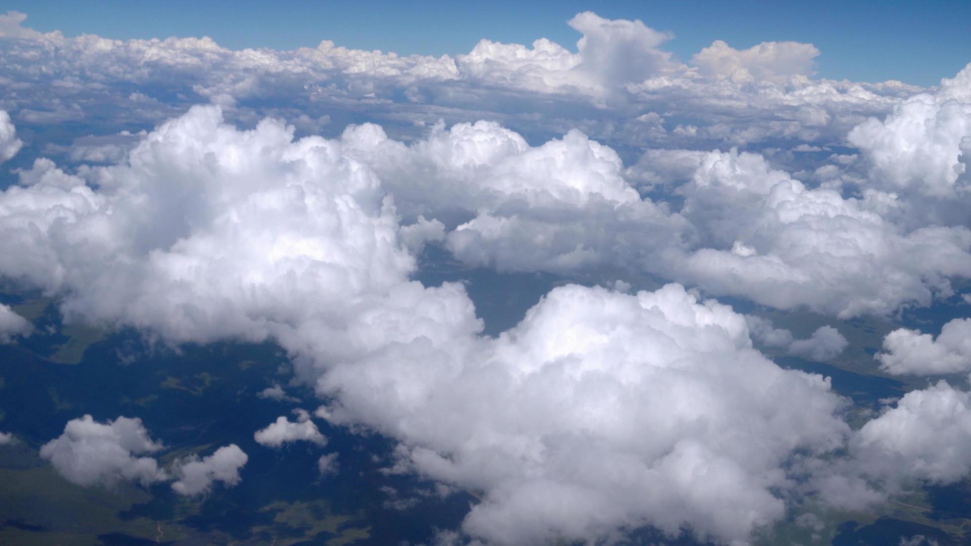 航拍高空云层云彩视频的预览图