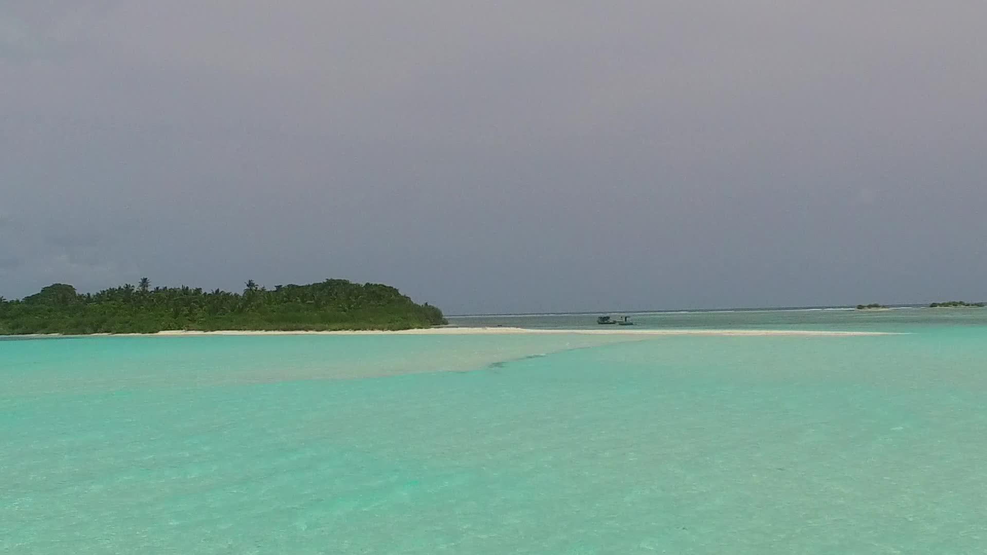 在珊瑚礁附近的浅沙背景下明亮的蓝色水环礁湖打破了海洋旅游视频的预览图