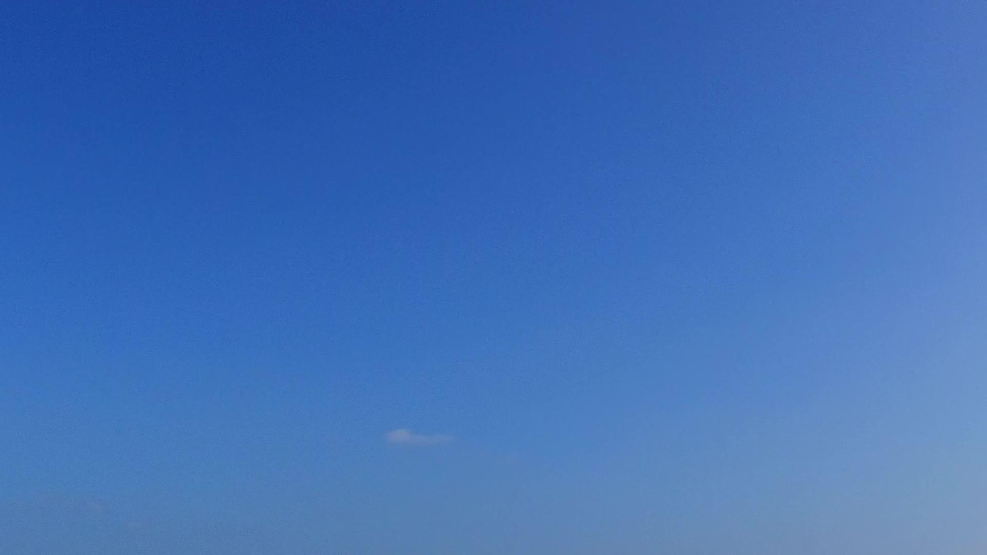绿色的蓝水和清沙日出后的清沙背景视频的预览图