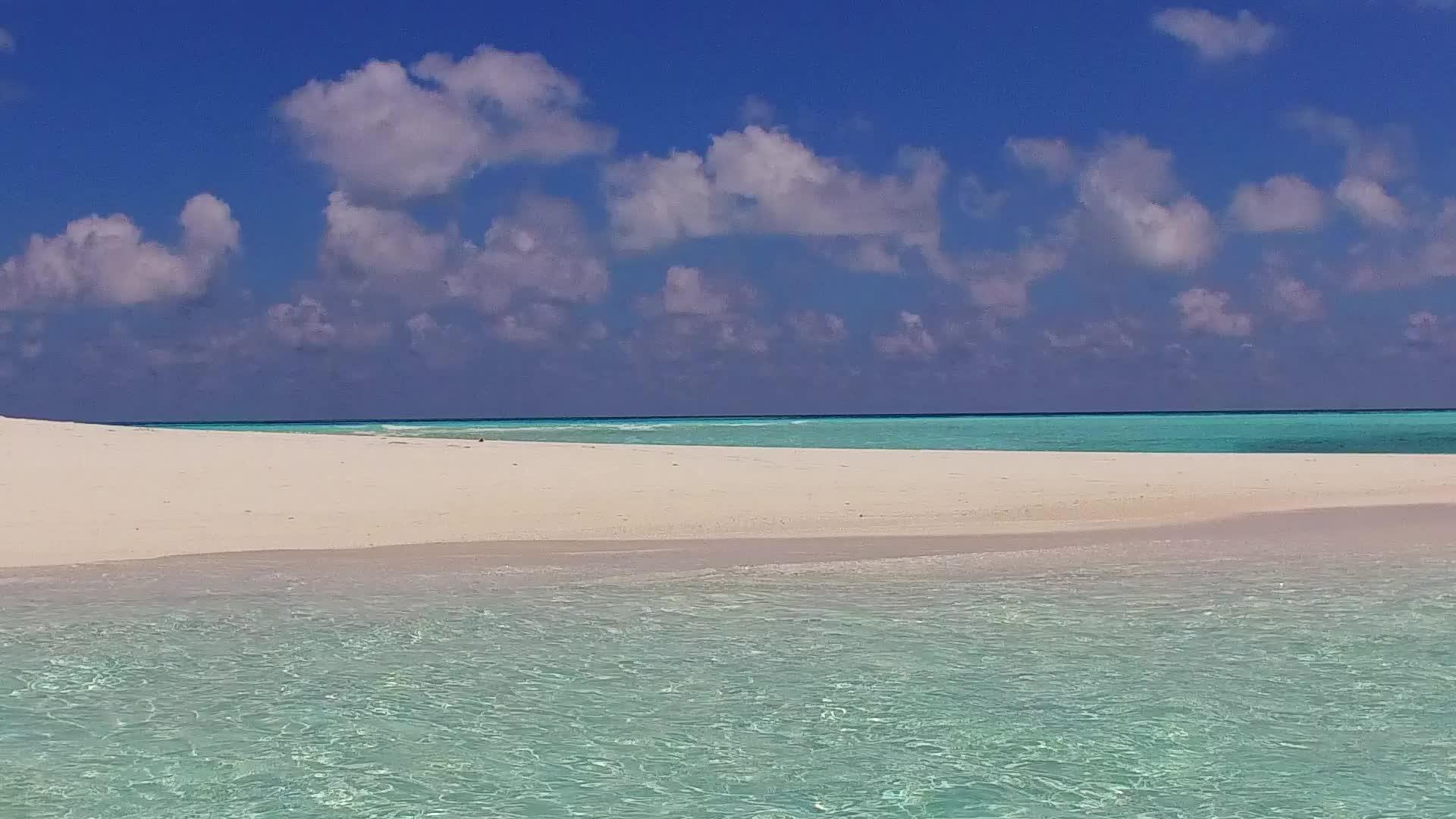 蓝色的水和沙滩附近的白色沙滩背景阳光明媚的休闲度假胜地视频的预览图