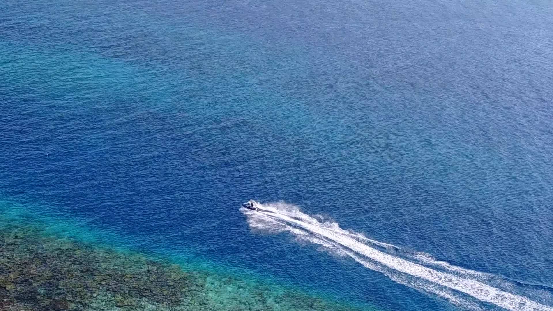 靠近海滩的风景视频的预览图