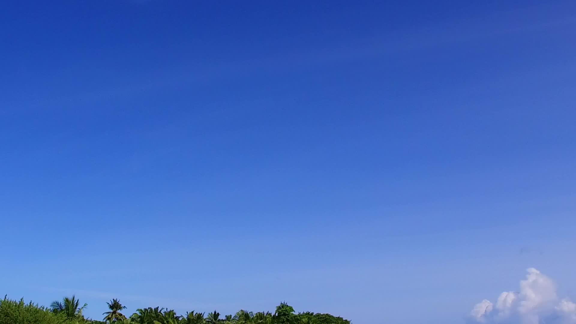 天空复制了外国海湾海滩的假日日落前是水蓝色的海洋视频的预览图