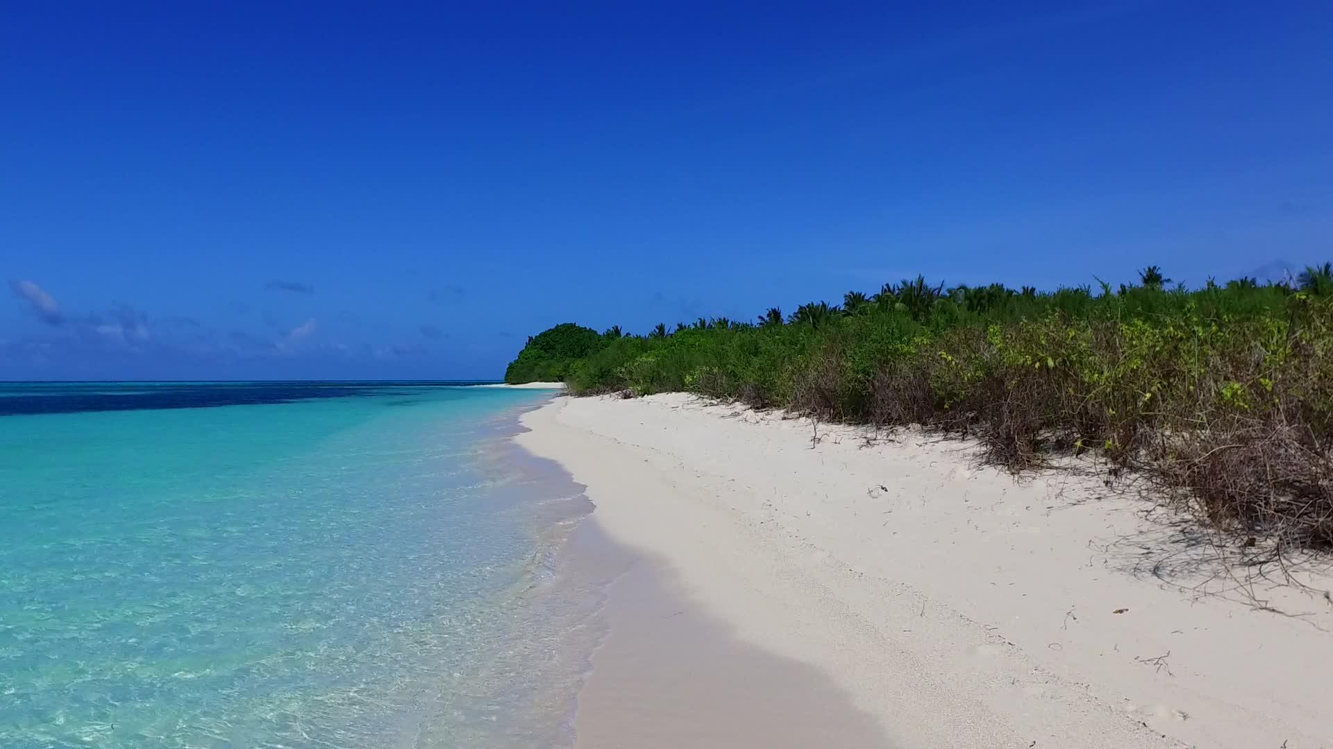 沿着蓝色航行在蓝色的海面上沙巴附近有白色的沙子背景视频的预览图