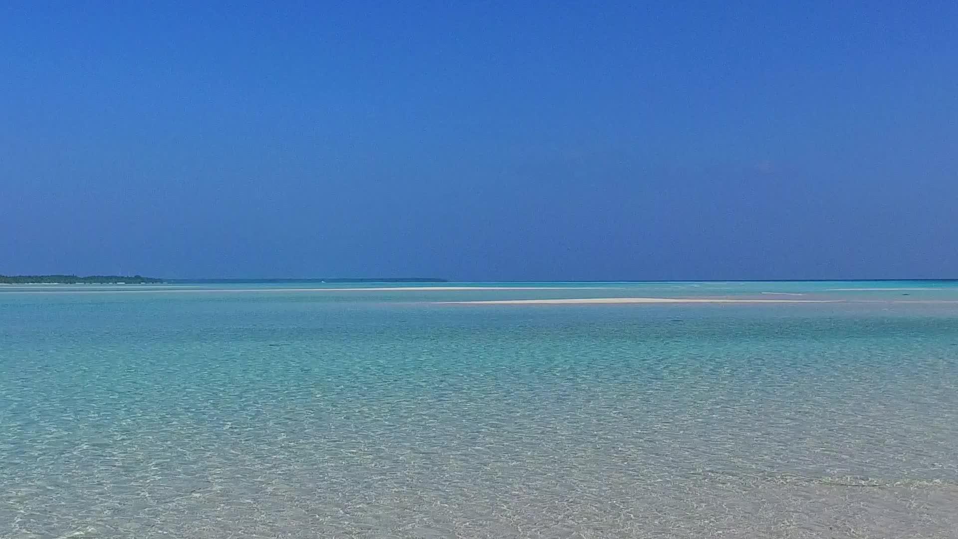 蓝海和白色沙滩的背景靠近沙洲视频的预览图