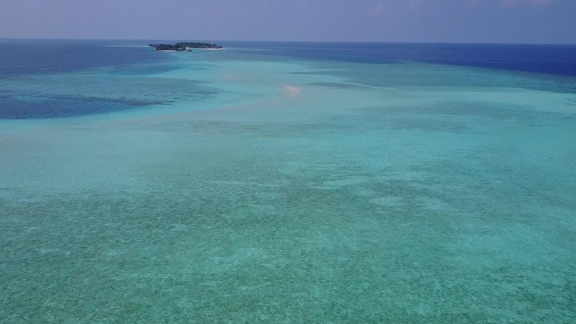 阳光明媚的环礁湖海滩完美之旅蓝色环礁湖在日落前视频的预览图