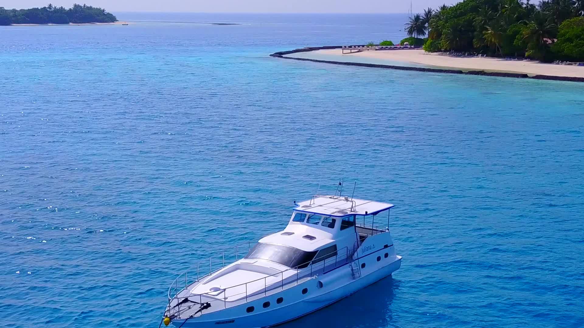 在阳光下蓝绿色的海洋和异国情调的海滩度假的温暖视频的预览图