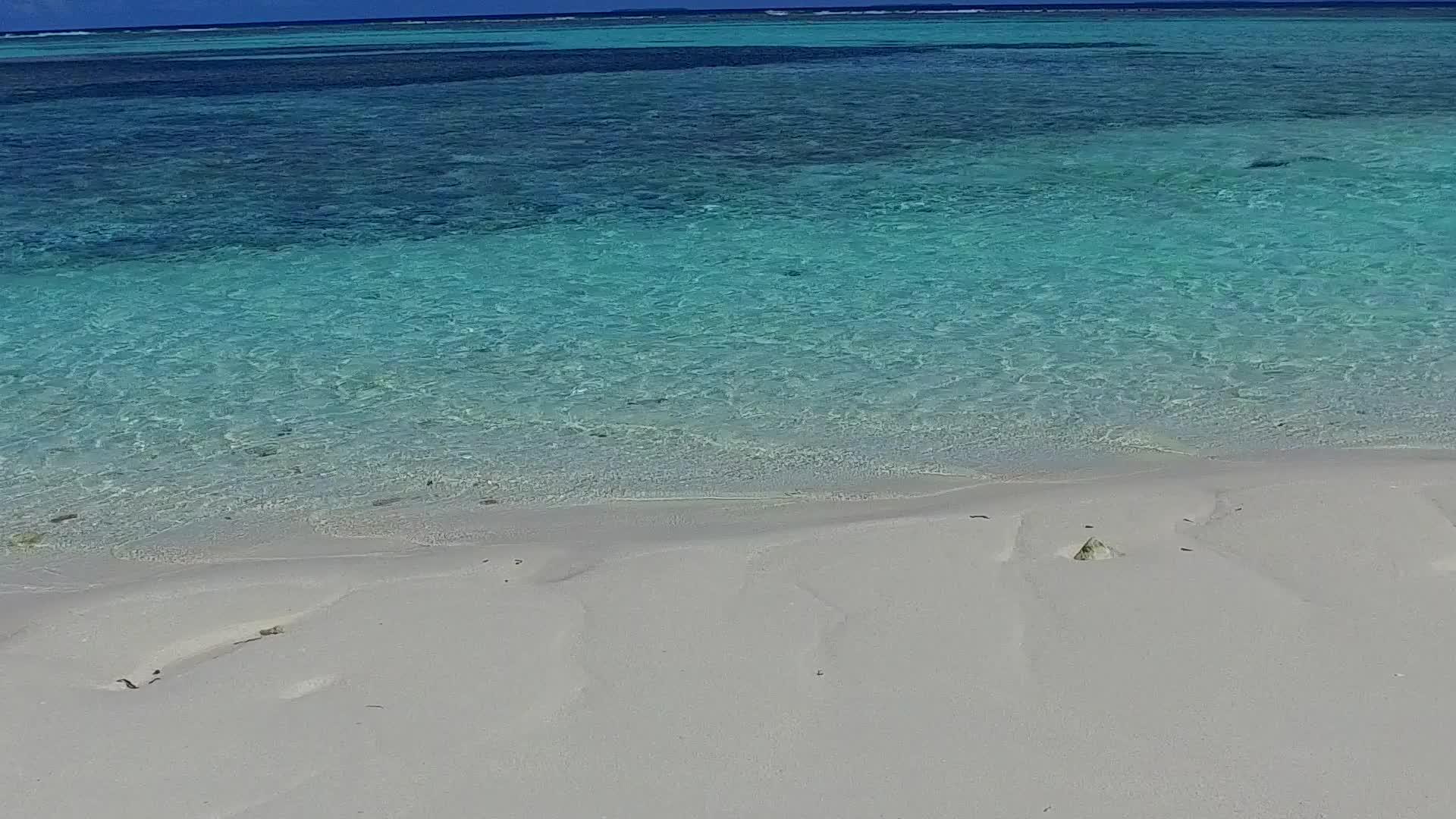 蓝色环礁湖以清沙为背景在海浪附近游泳进行宁静的度假胜地视频的预览图