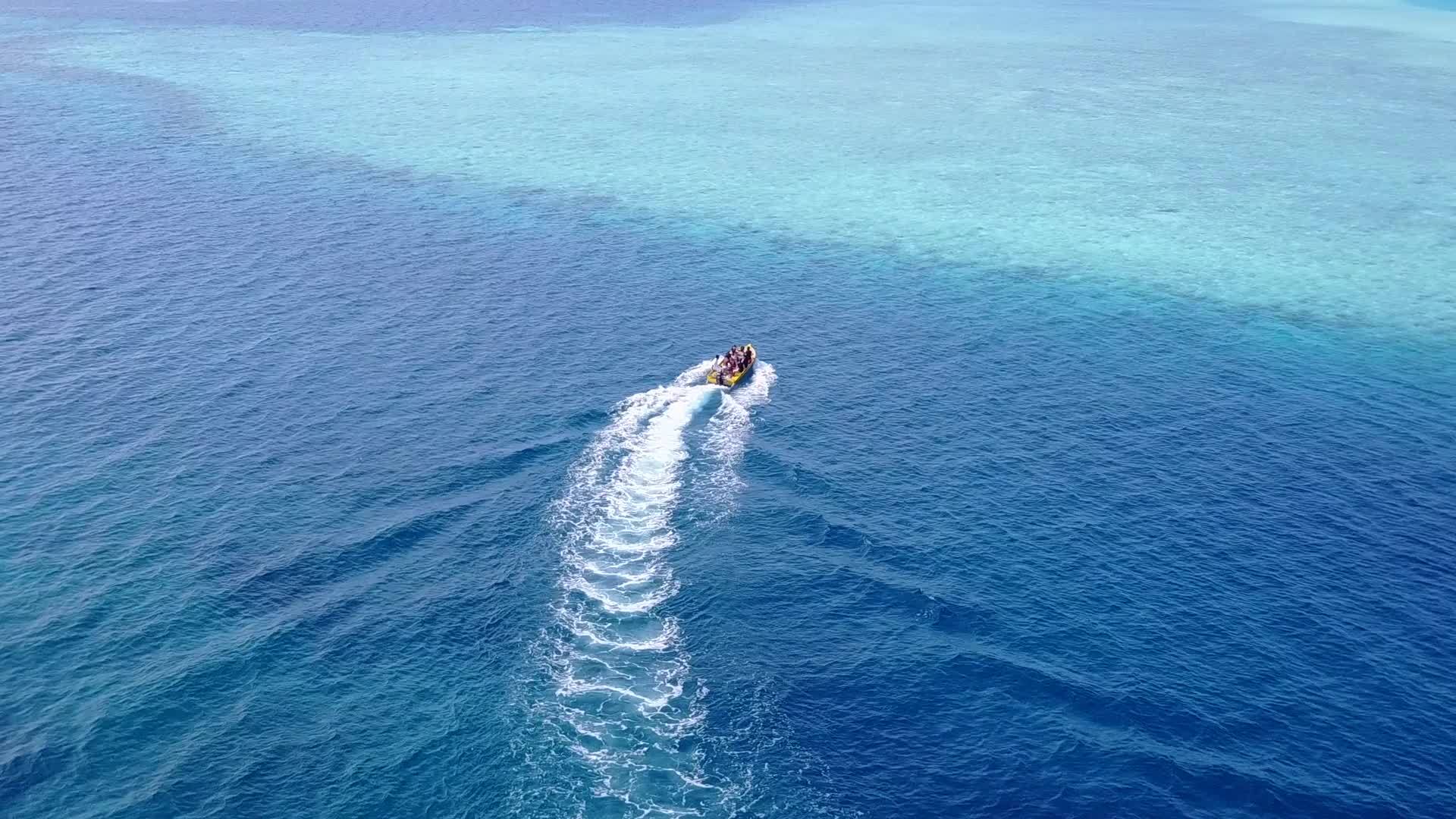 探索蓝海和日落前干净的海滩背景视频的预览图