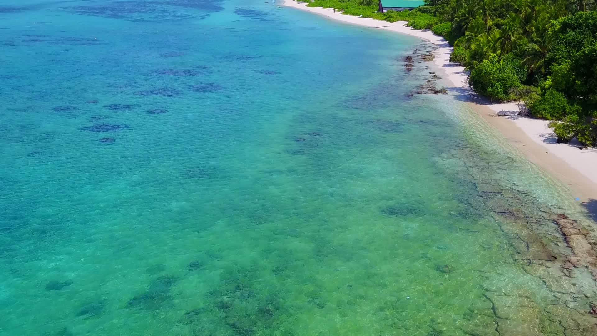 广角广角洋海洋海景海滩度假广角冲浪附近的白沙背景视频的预览图