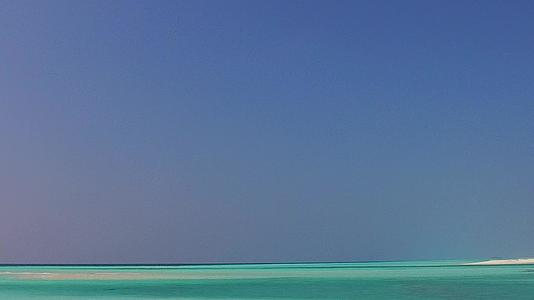 夏天浅水以阳光下的白色沙子为背景打破了环礁湖的海滩视频的预览图
