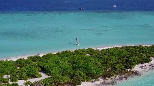 日出后用白沙背景的清水复制田园诗般的海岸线海滩生活视频的预览图