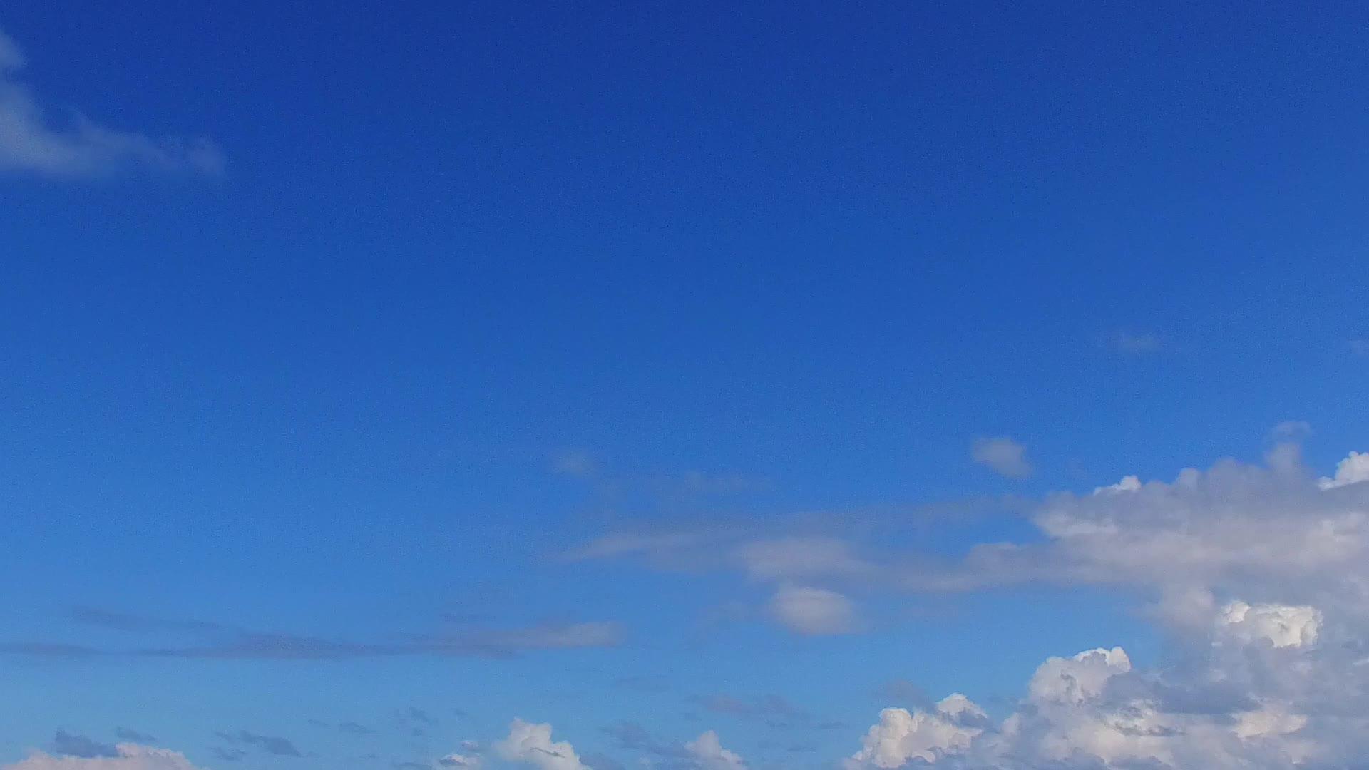 蓝色的海洋和阳光下白沙背景的宁静岛屿海滩冒险阳光照耀视频的预览图