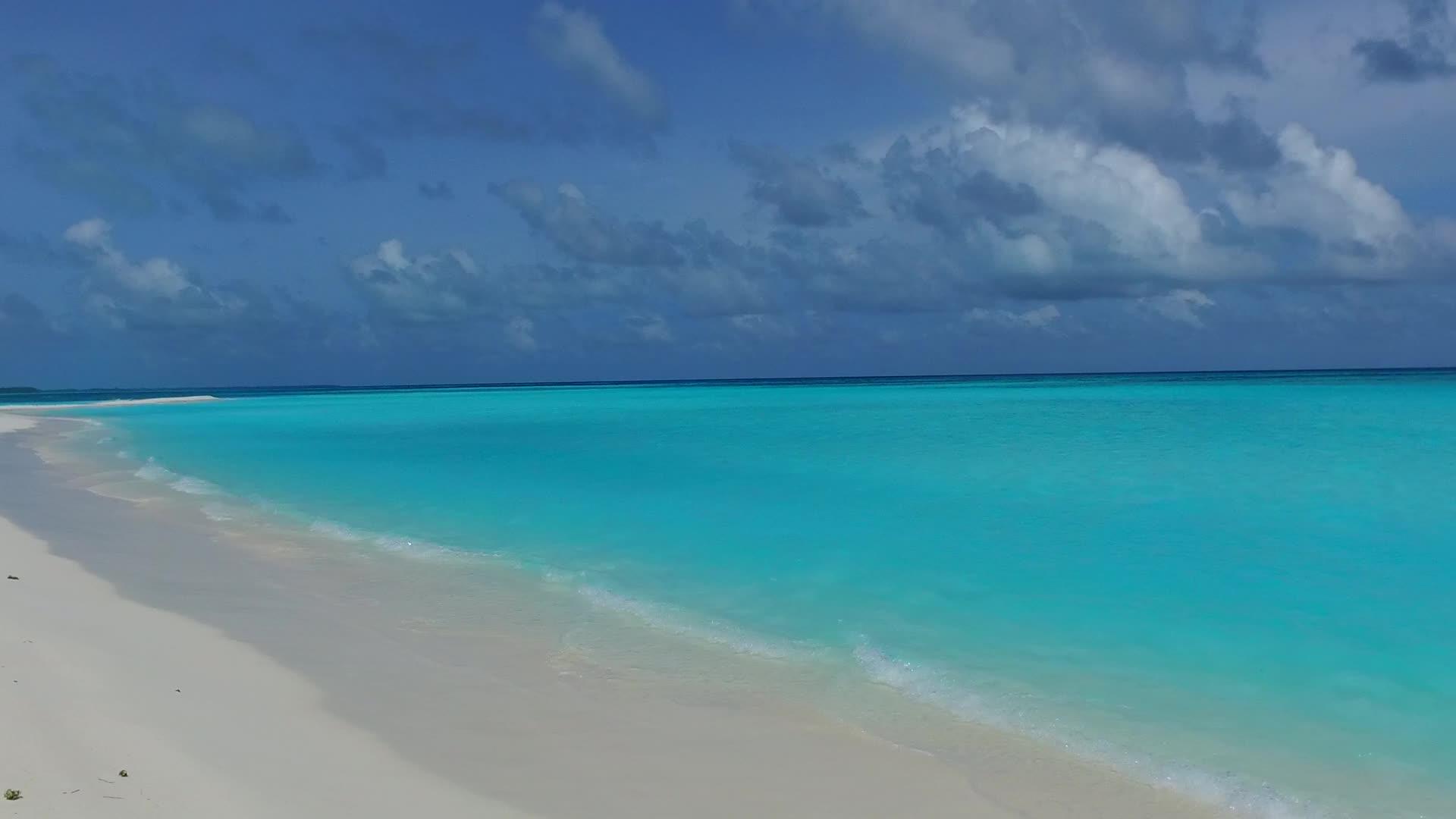 豪华度假胜地沿海航行的阳光全景视频的预览图