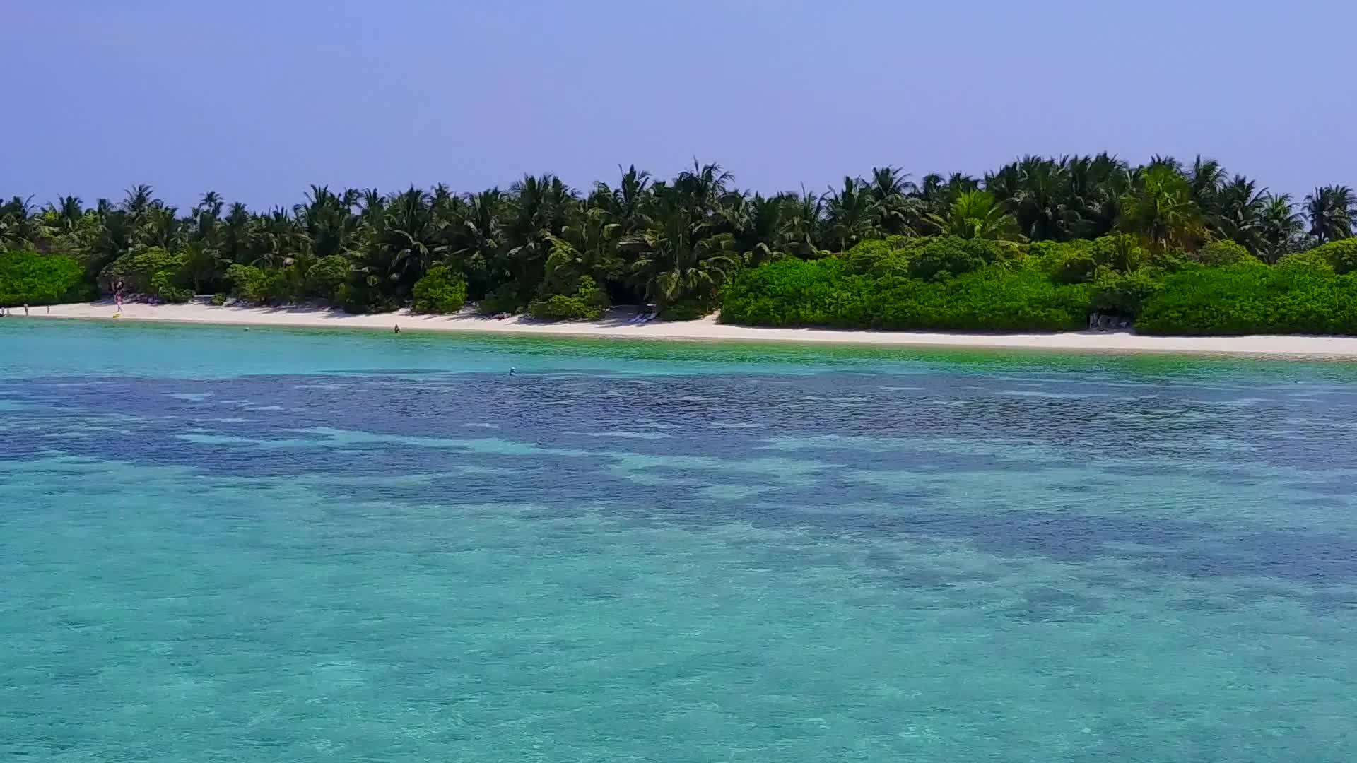沙巴附近的蓝绿色环礁湖和白色海滩背景下宁静的海滩视频的预览图