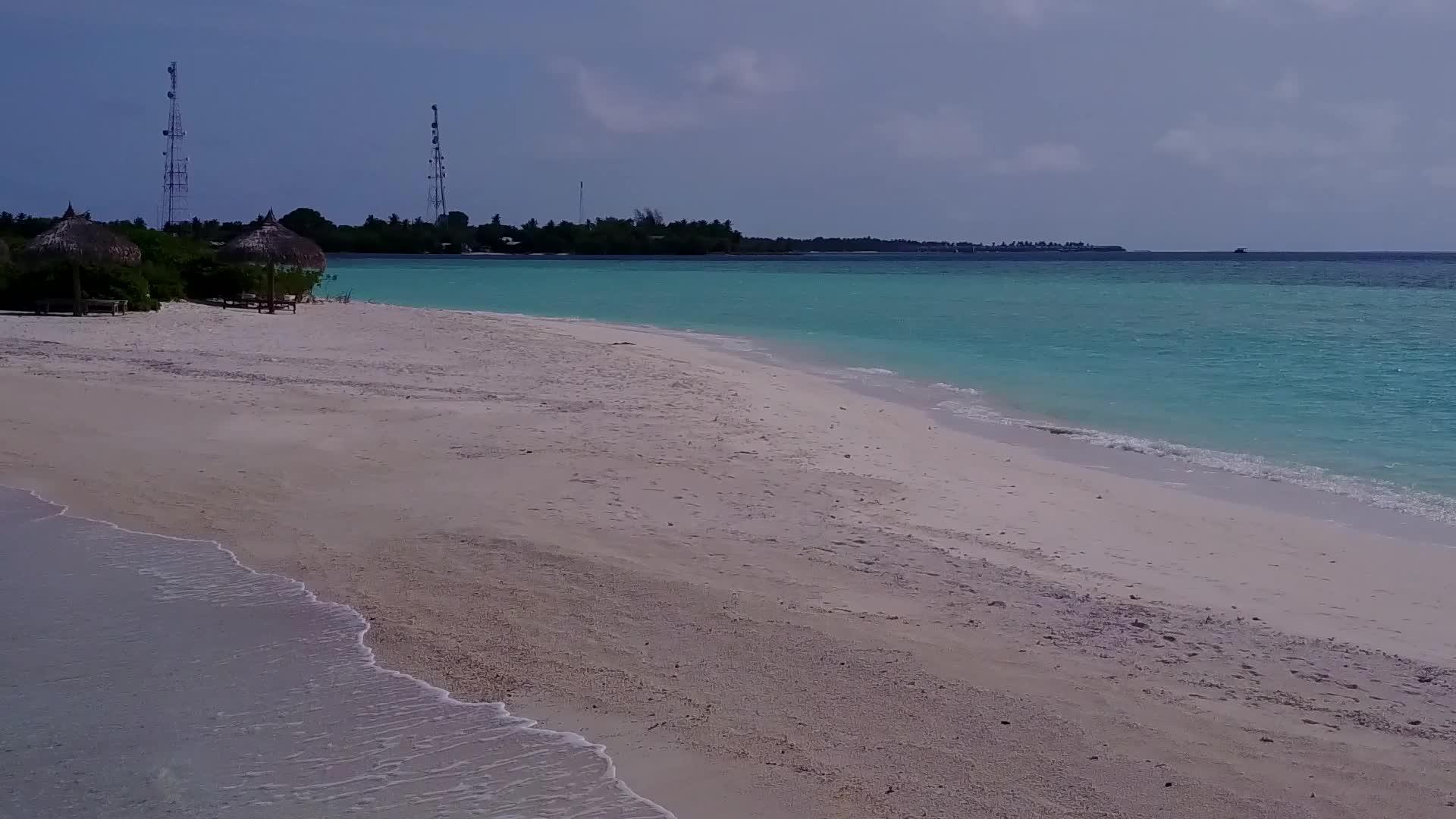 沙巴海湾海滩的夏季风景蓝水和白色沙滩的背景视频的预览图