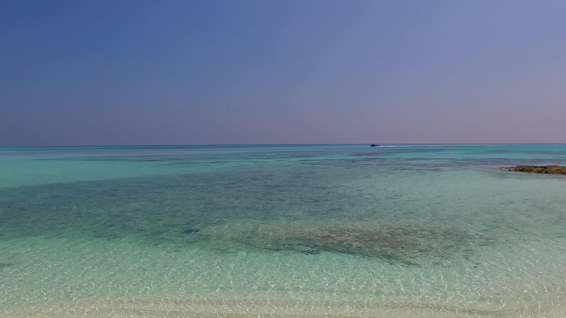 绿松石海洋和白色海滩是度假村附近的豪华海滩度假胜地视频的预览图
