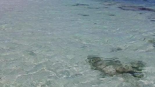 在沙巴附近有一个透明的环礁湖有一个干净的沙土背景在沙滩附近视频的预览图