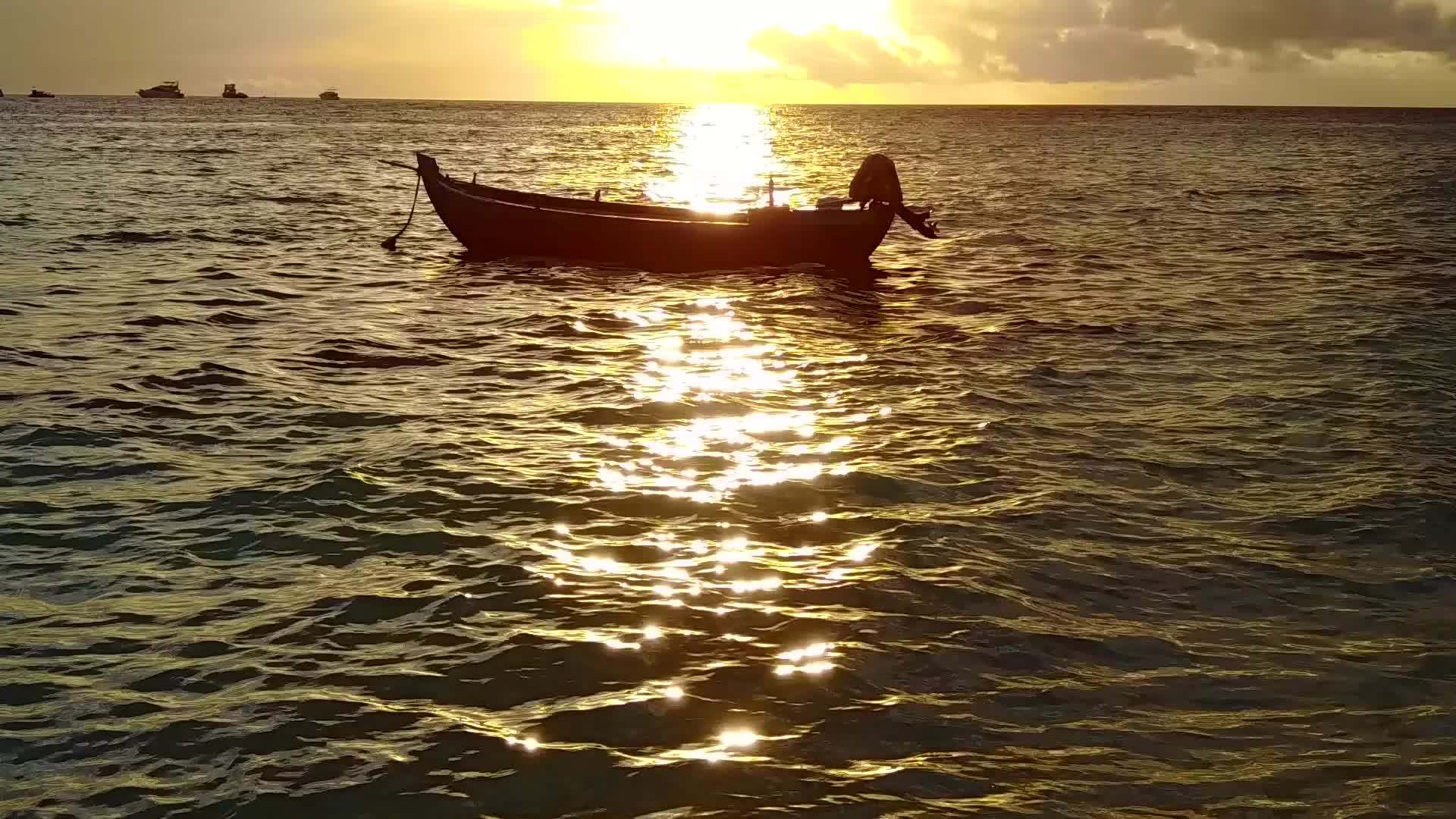 日出后环礁湖透明背景为白色沙沙海岸线景观完美视频的预览图