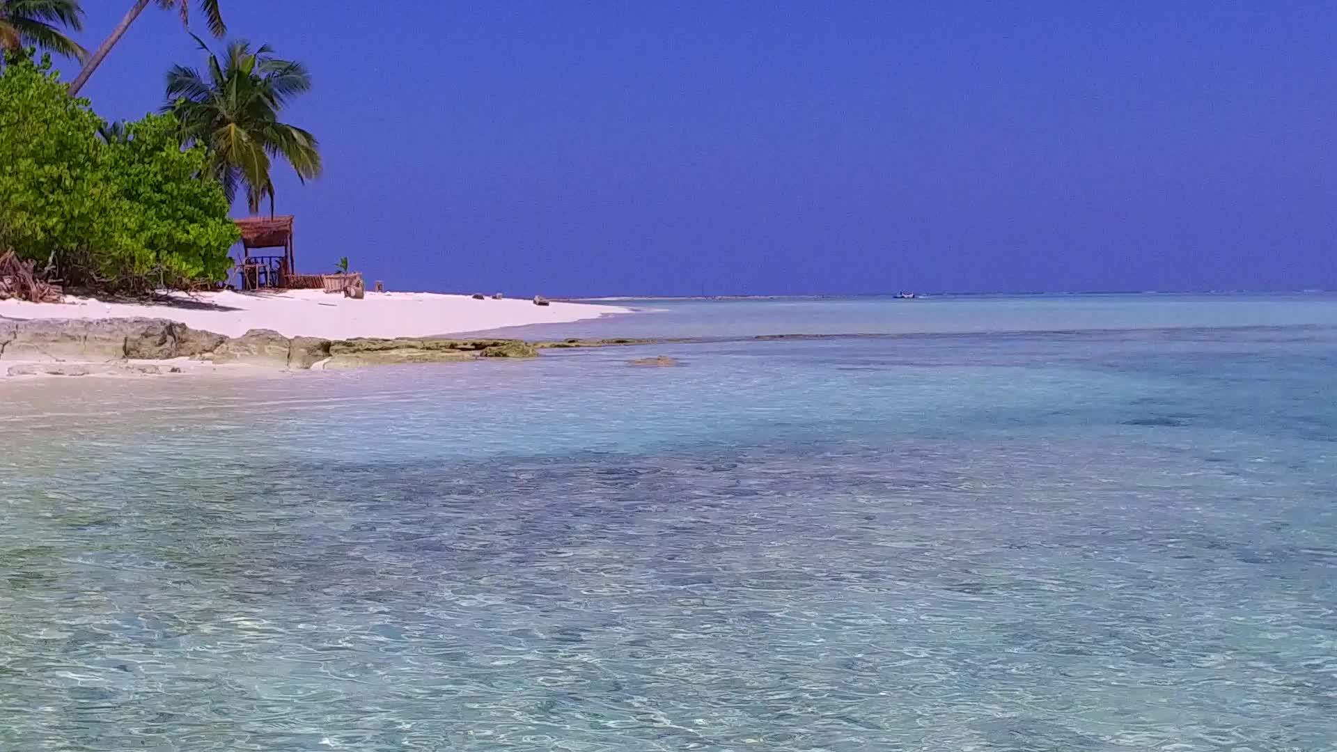 阳光明媚的海景天堂海滩被蓝海打破冲浪附近有光明视频的预览图