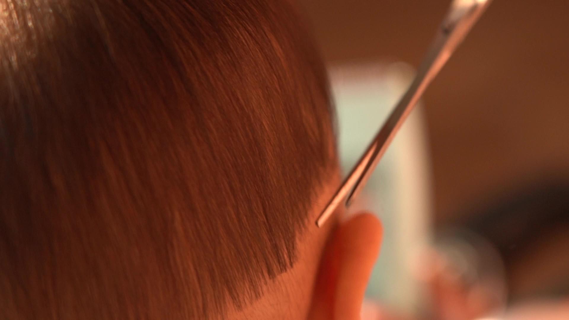 4K剪刀修剪儿童鬓角的头发升级视频视频的预览图