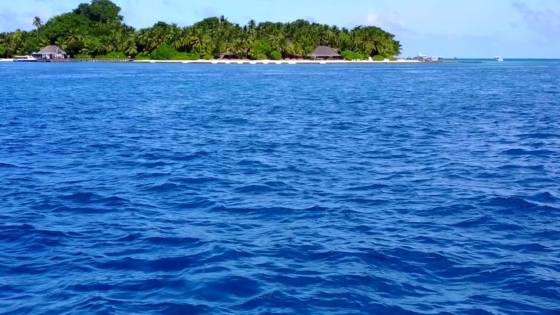 在沙巴附近有透明的海面和白色的海滩背景视频的预览图