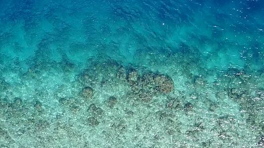 海底蓝海和海浪附近的白沙背景是夏季风景伊德丽环礁湖海滩湖视频的预览图