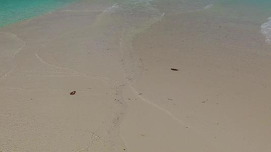 海滨海滩时间的空海景是在阳光下清理绿松石环礁的沙土背景视频的预览图