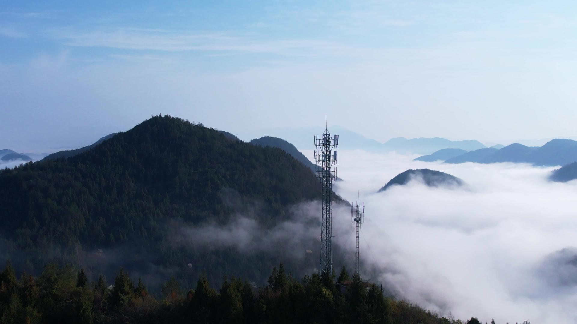 4K环绕山峰云海5G信号塔航拍视频视频的预览图