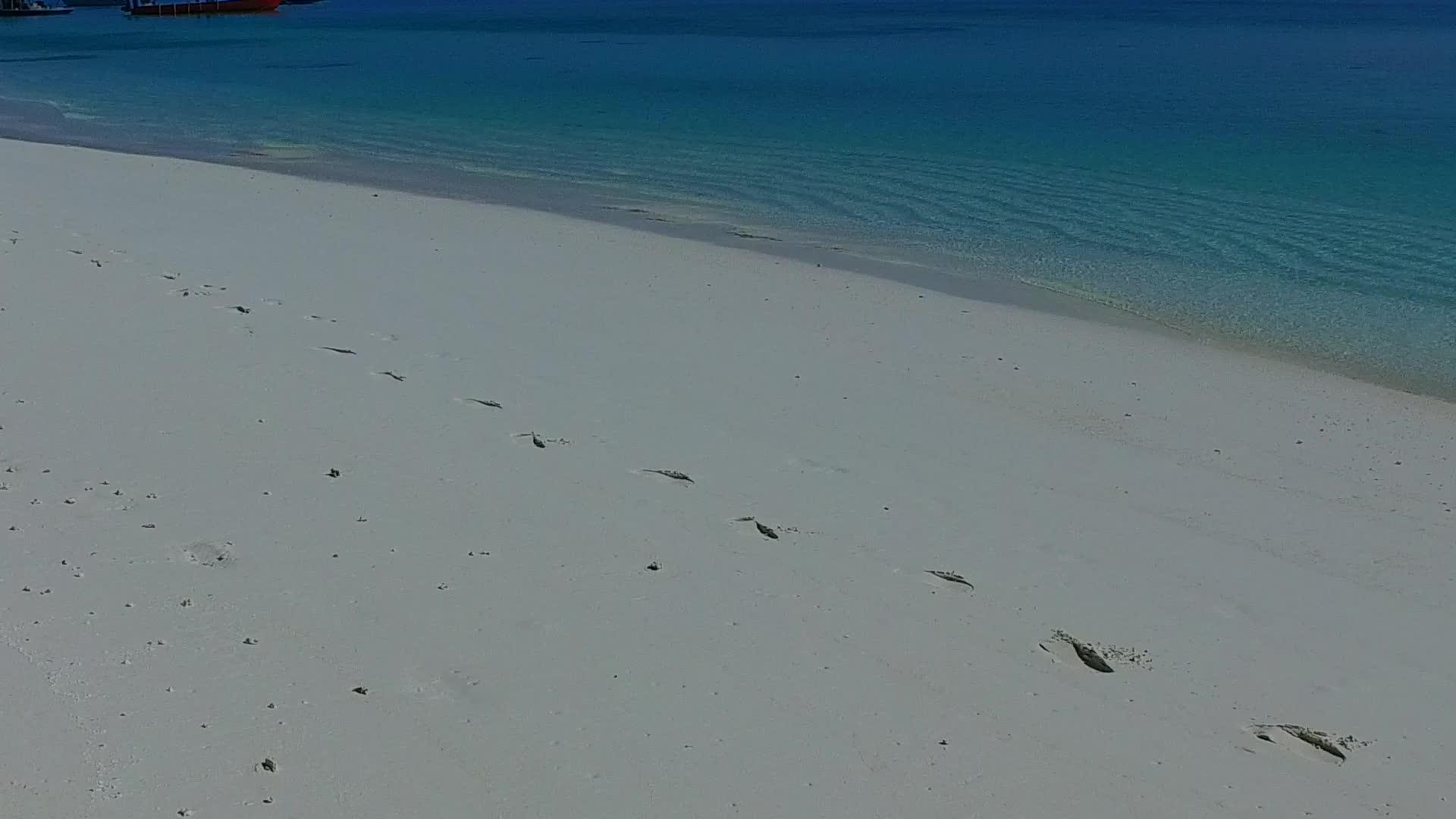 蓝海和海滩附近的白沙背景海滩之旅Sandbank视频的预览图
