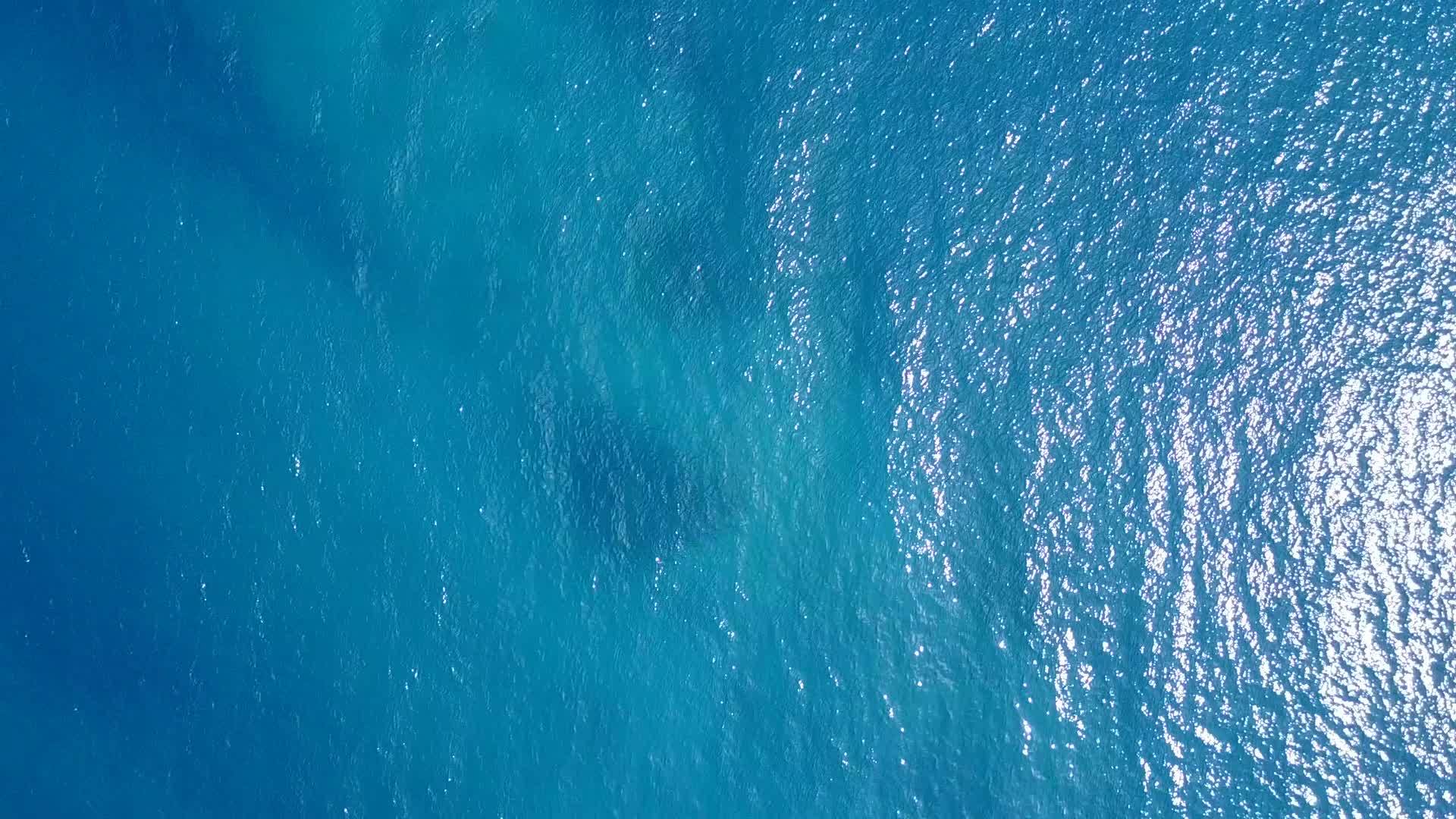 度假胜地附近的蓝色海洋和白沙背景视频的预览图