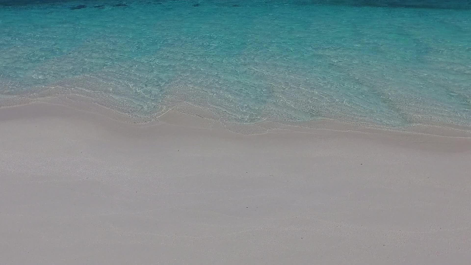 蓝色环礁湖和接近冲浪的白色海滩背景是夏季风景完美的岛屿视频的预览图