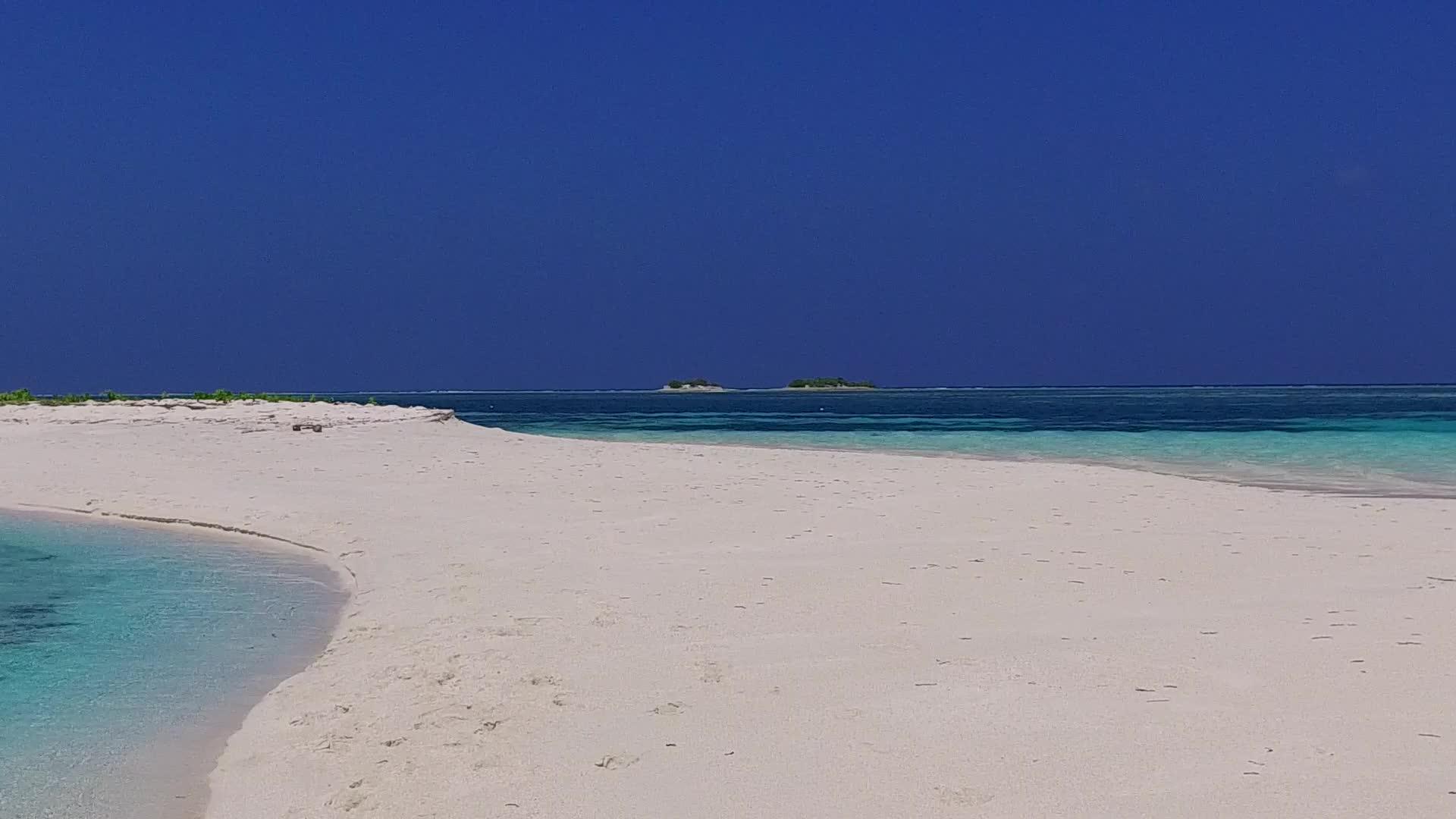 日出后蓝海和白沙背景的蓝色海洋呈现了热带海岸海滩视频的预览图