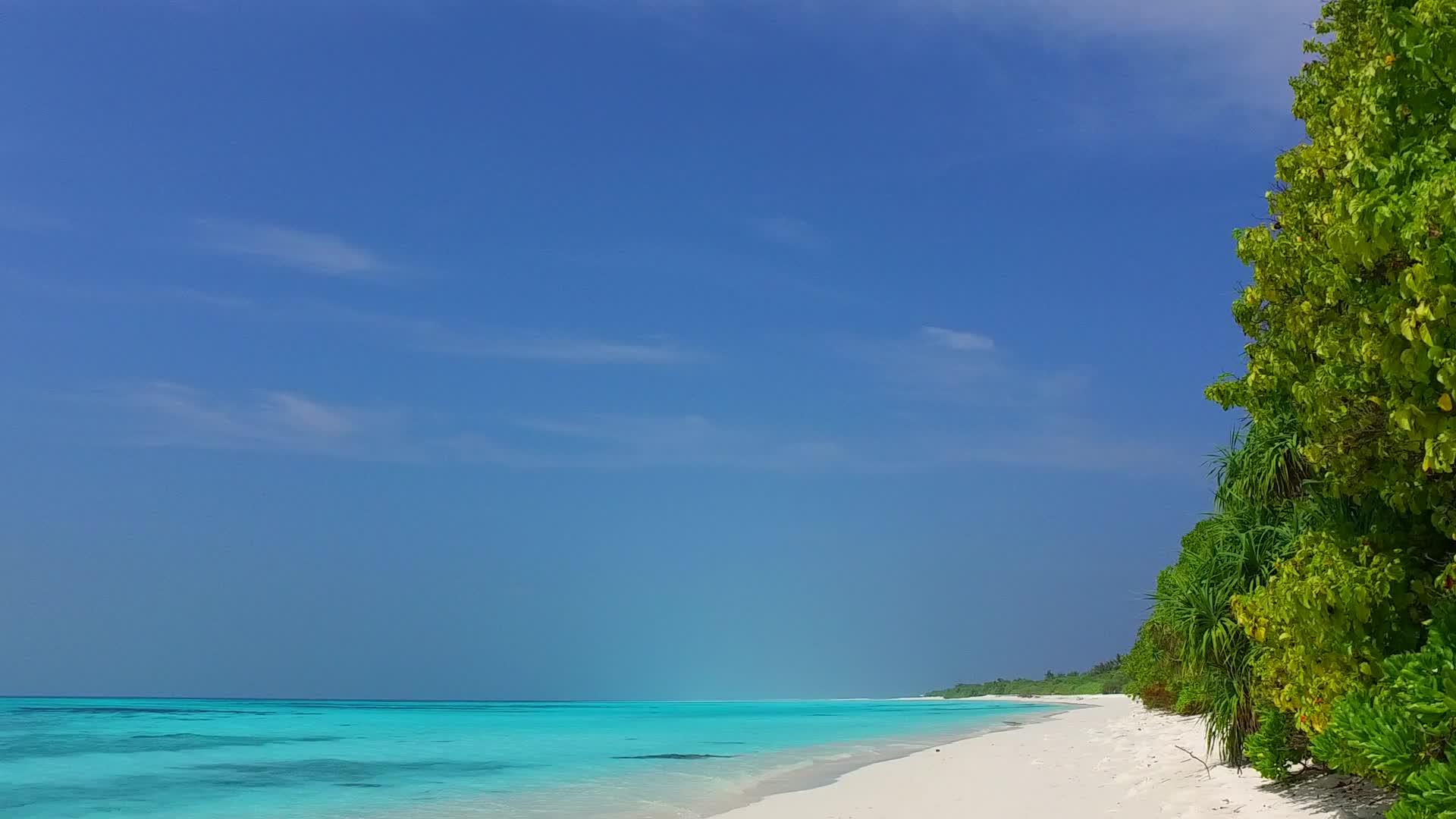 度假村附近的蓝色环礁湖和白色海滩的背景完全是空的视频的预览图