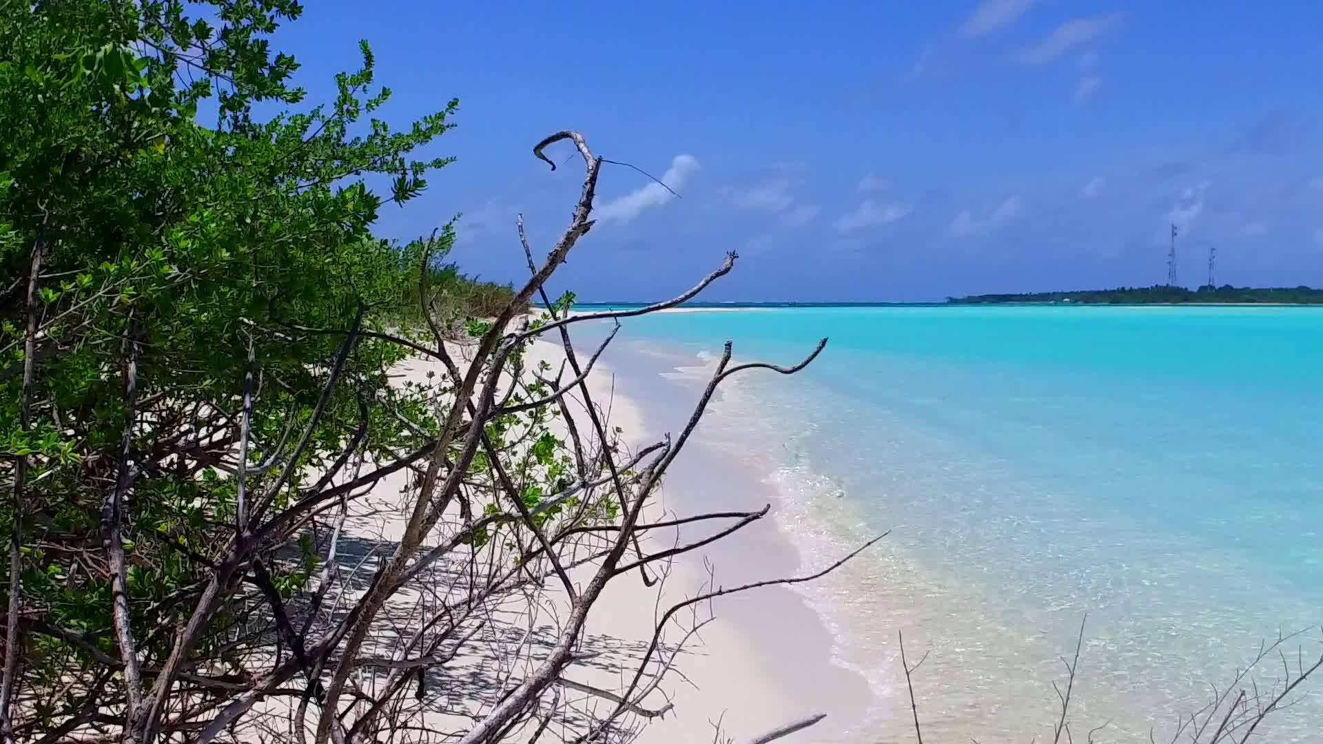 阳光明媚的海洋度假胜地海滩断岸旅游由蓝绿色环礁湖和视频的预览图