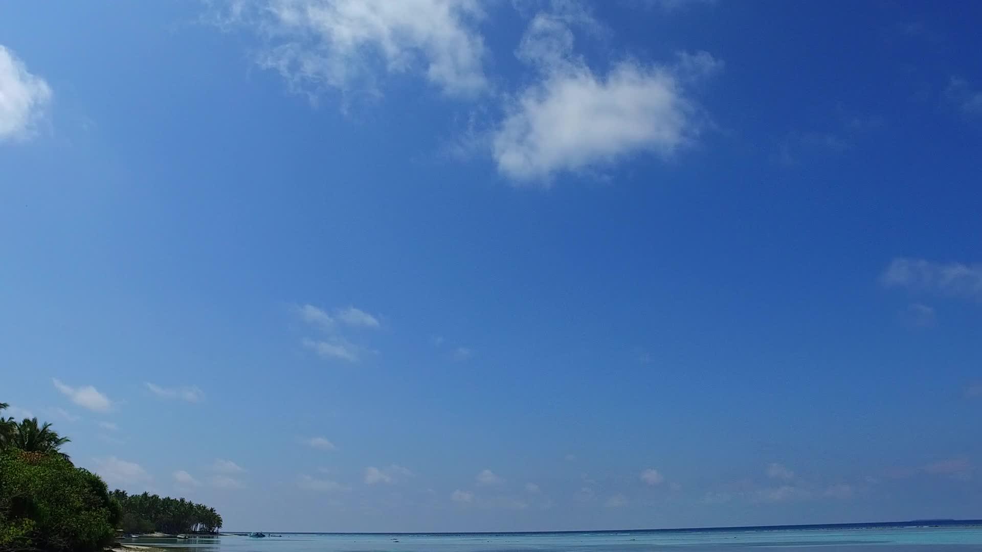 阳光明媚的宁凉湾海滩之旅在珊瑚礁附近的透明海洋视频的预览图