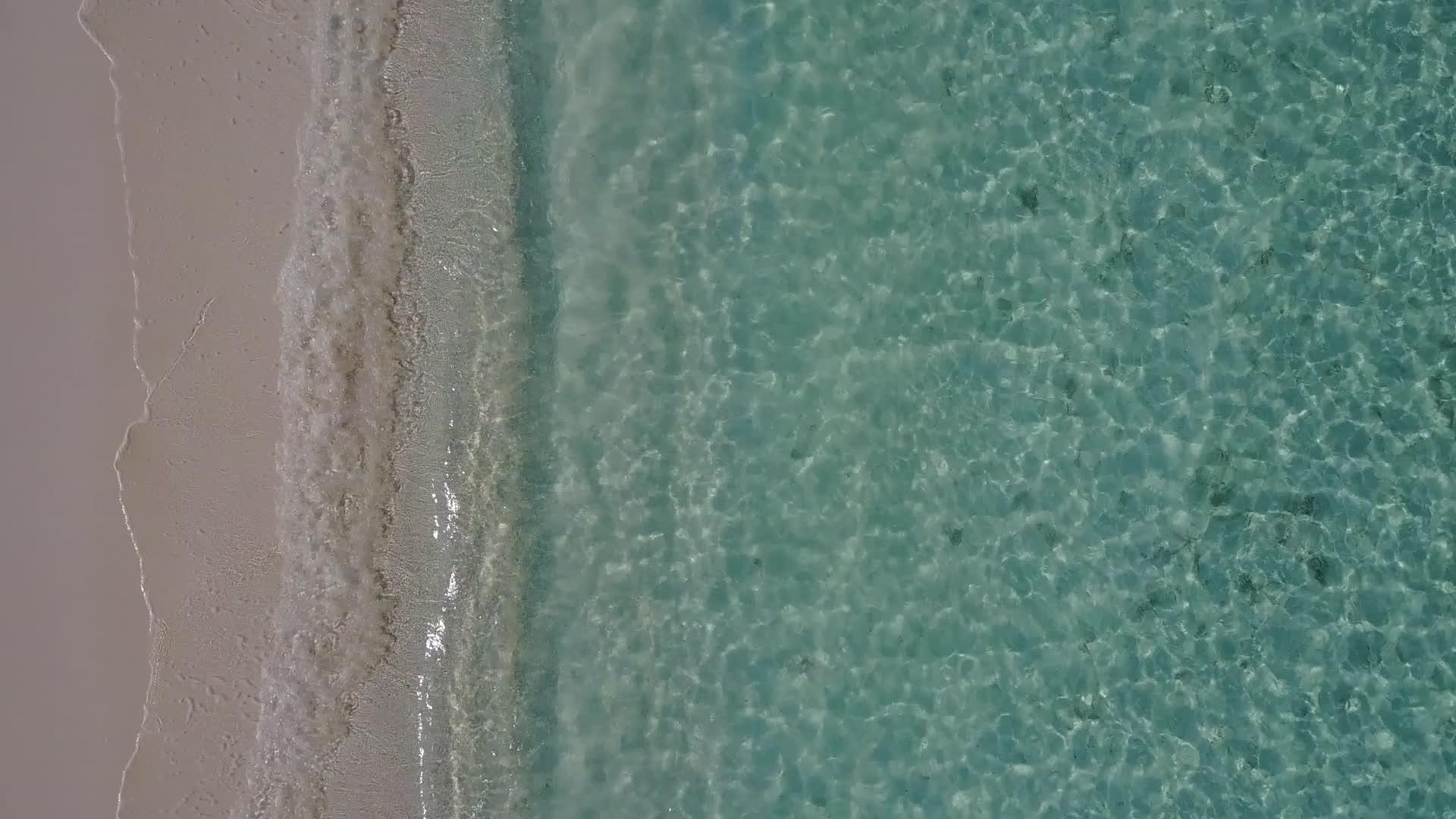 在阳光下天堂湾海滩海滩以蓝色海洋和白色沙滩为背景视频的预览图