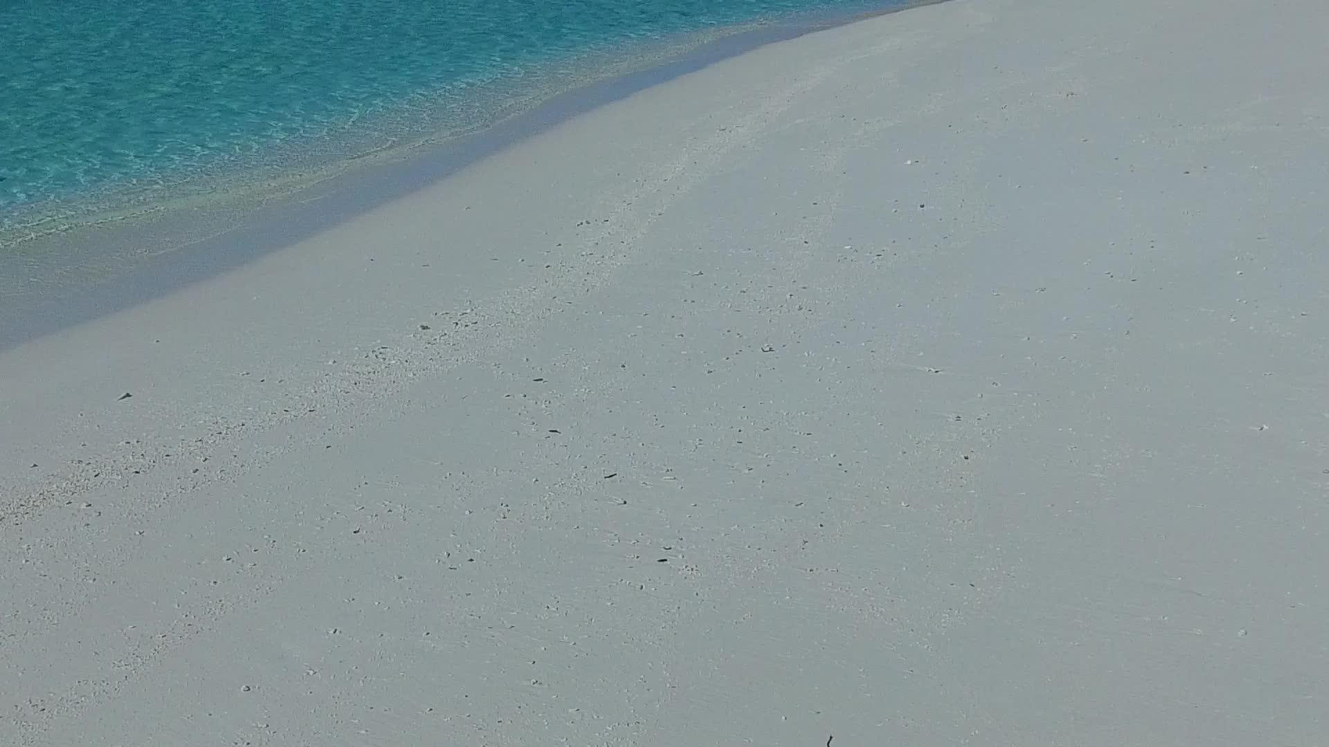 美丽的环礁湖海滩度假浪漫景色在日落前由蓝水和白色组成视频的预览图
