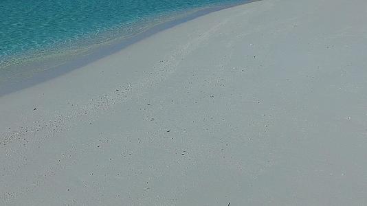 美丽的环礁湖海滩度假浪漫景色在日落前由蓝水和白色组成视频的预览图